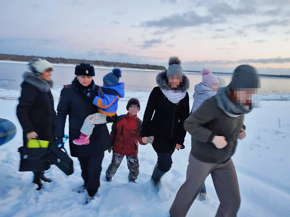 Спасение детей, оставленных с алкоголиками на севере края