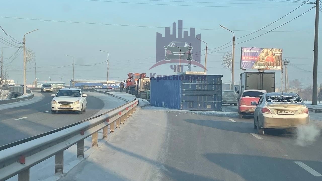 На улице Котельникова контейнер перегородил дорогу