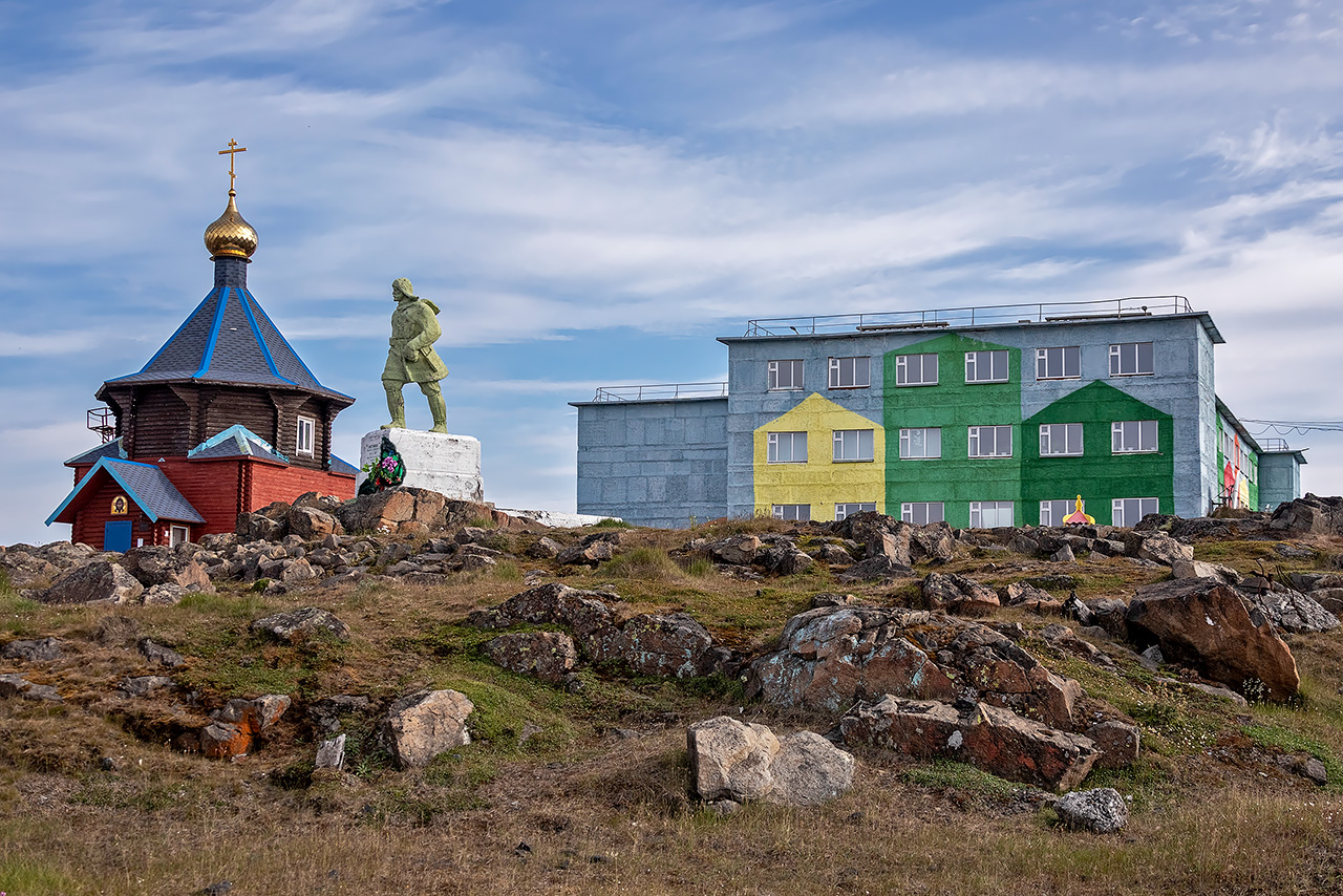 Диксон: вид на памятник Бегичеву, Никольскую церковь и школу