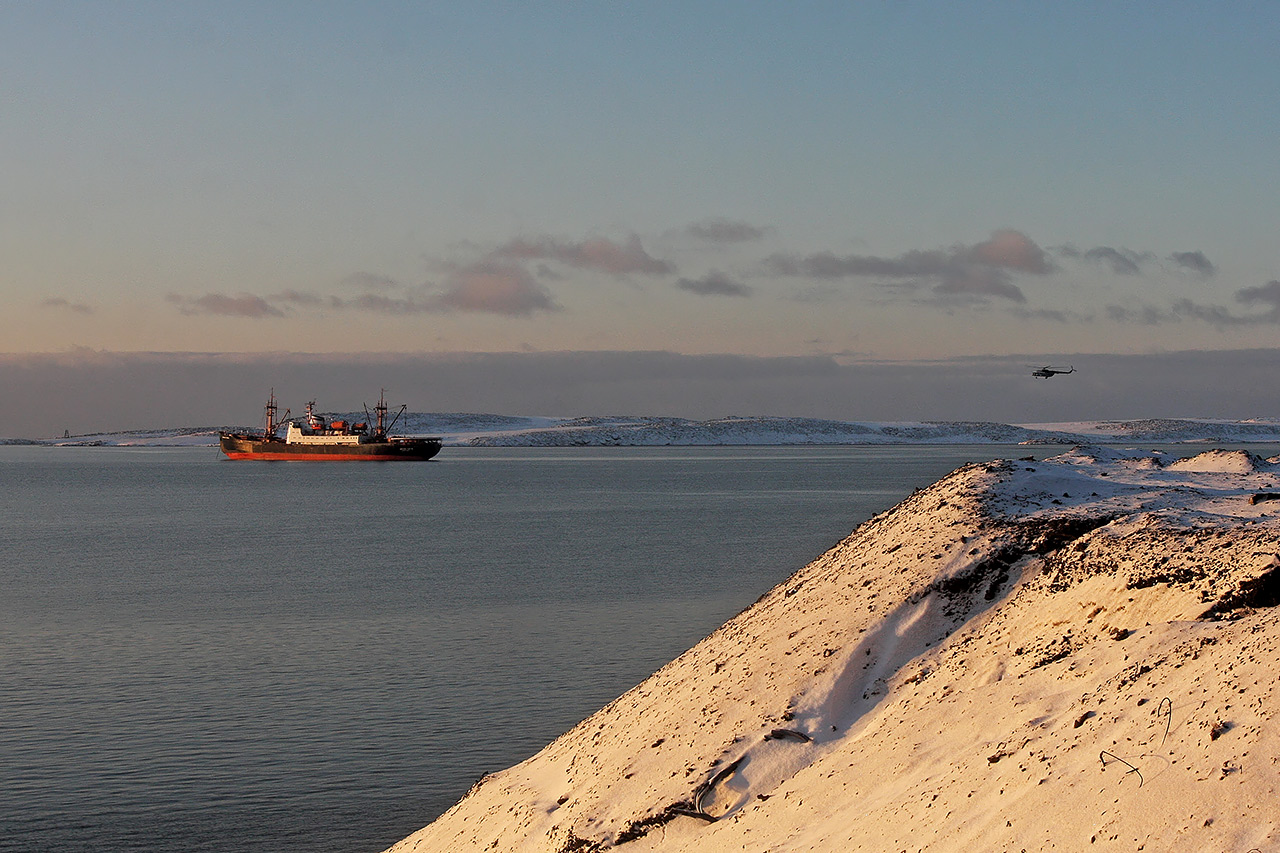 Вид на бухту Диксона - морское судно и вертолет