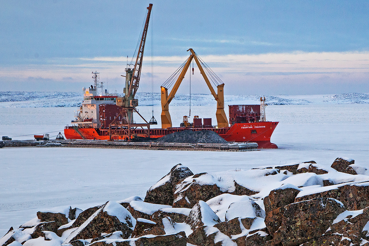 Разгрузка балкера Григорий Ушаков в порту Диксона