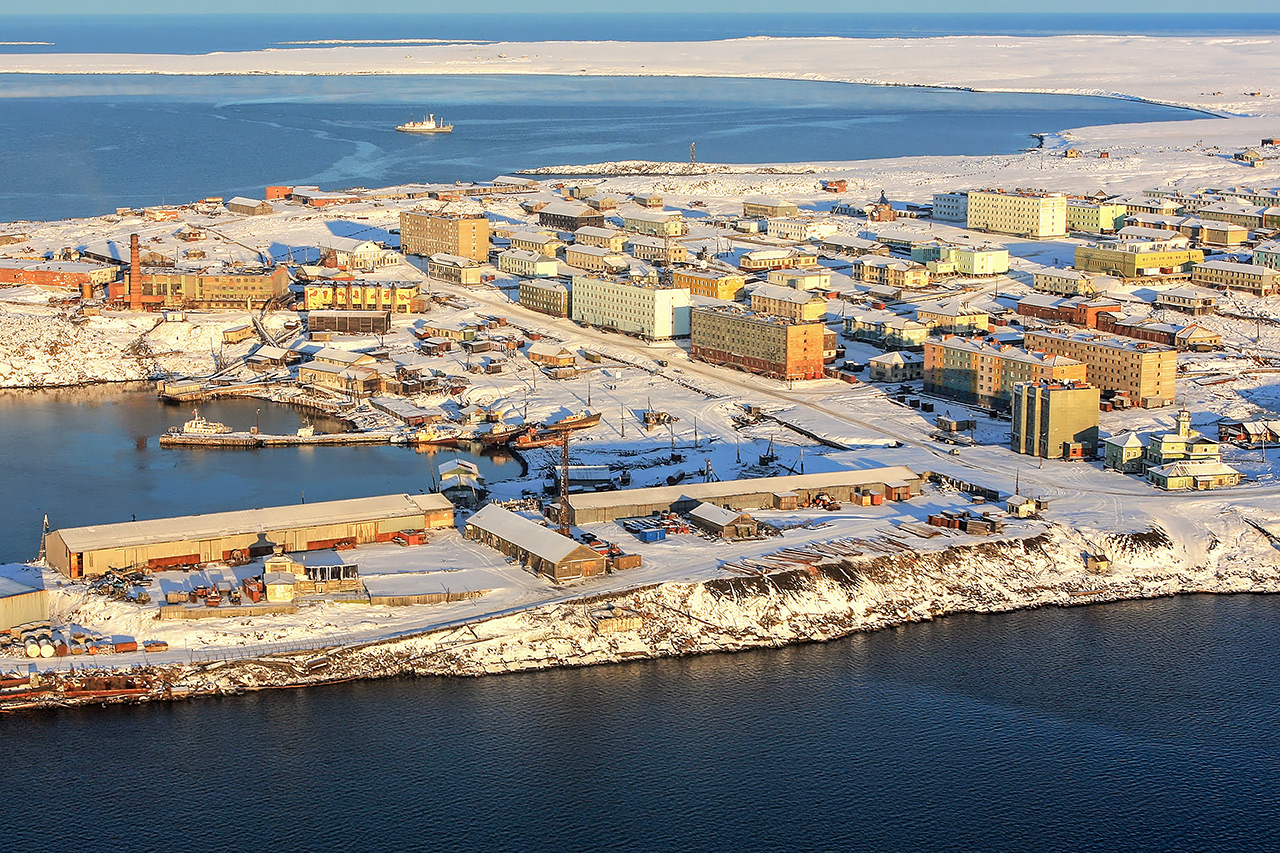 Поселок Диксон - морской порт - общий вид сверху