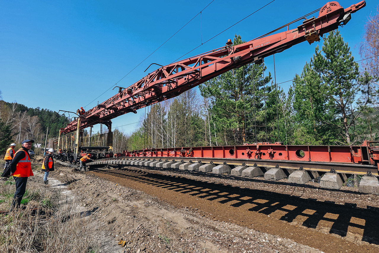 Железнодорожники кладут новый современный путь на направлении до Дивногорска