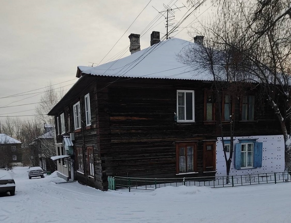аварийный деревянный дом в Красноярске зимой