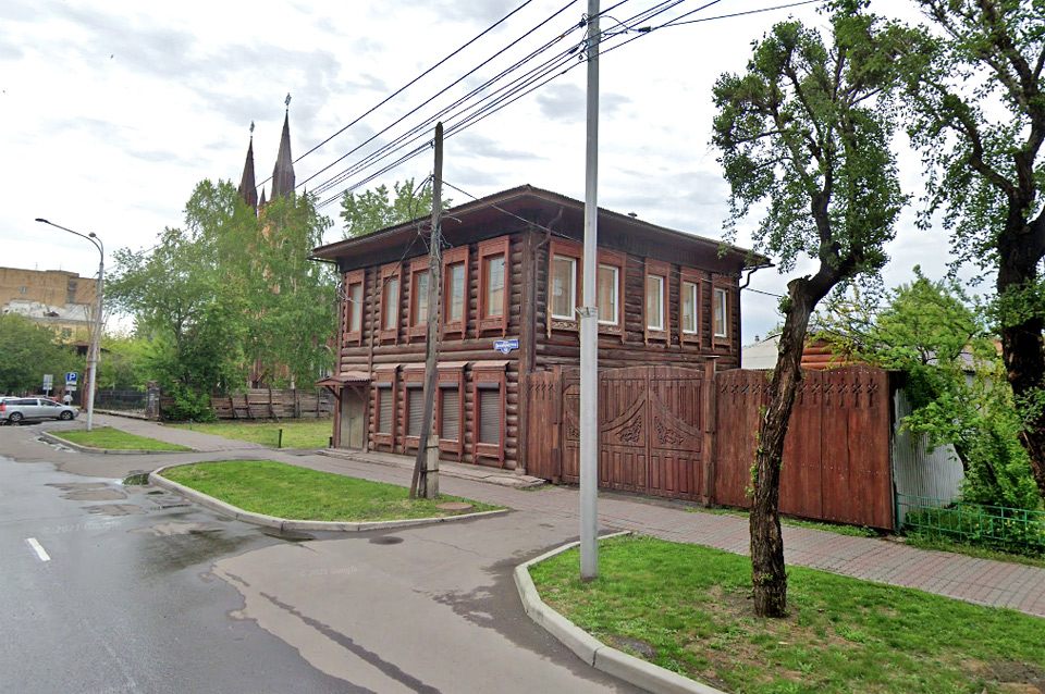 Деревяный дом расположен около Органного зала в границах будущего Исторического квартала Красноярска