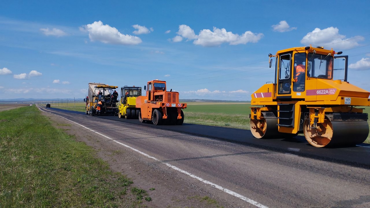 дорожники ремонтируют дорогу