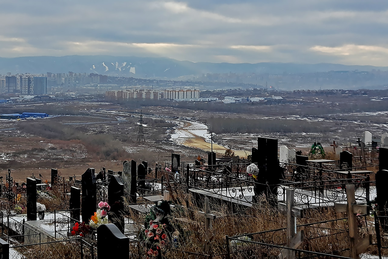 Дорога пройдет от развязки ул. Авиаторов и Северного шоссе за кладбищем Бадалык через холмы и поля прямиком в Солнечный