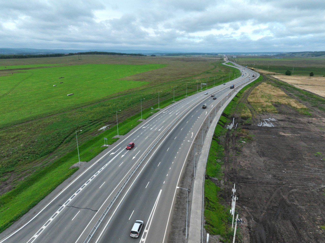 загородная трасса летом, трасса с машинами