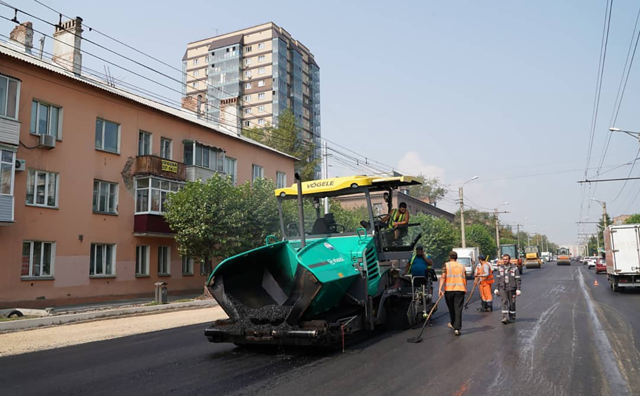 рабочие ремонтируют дороге