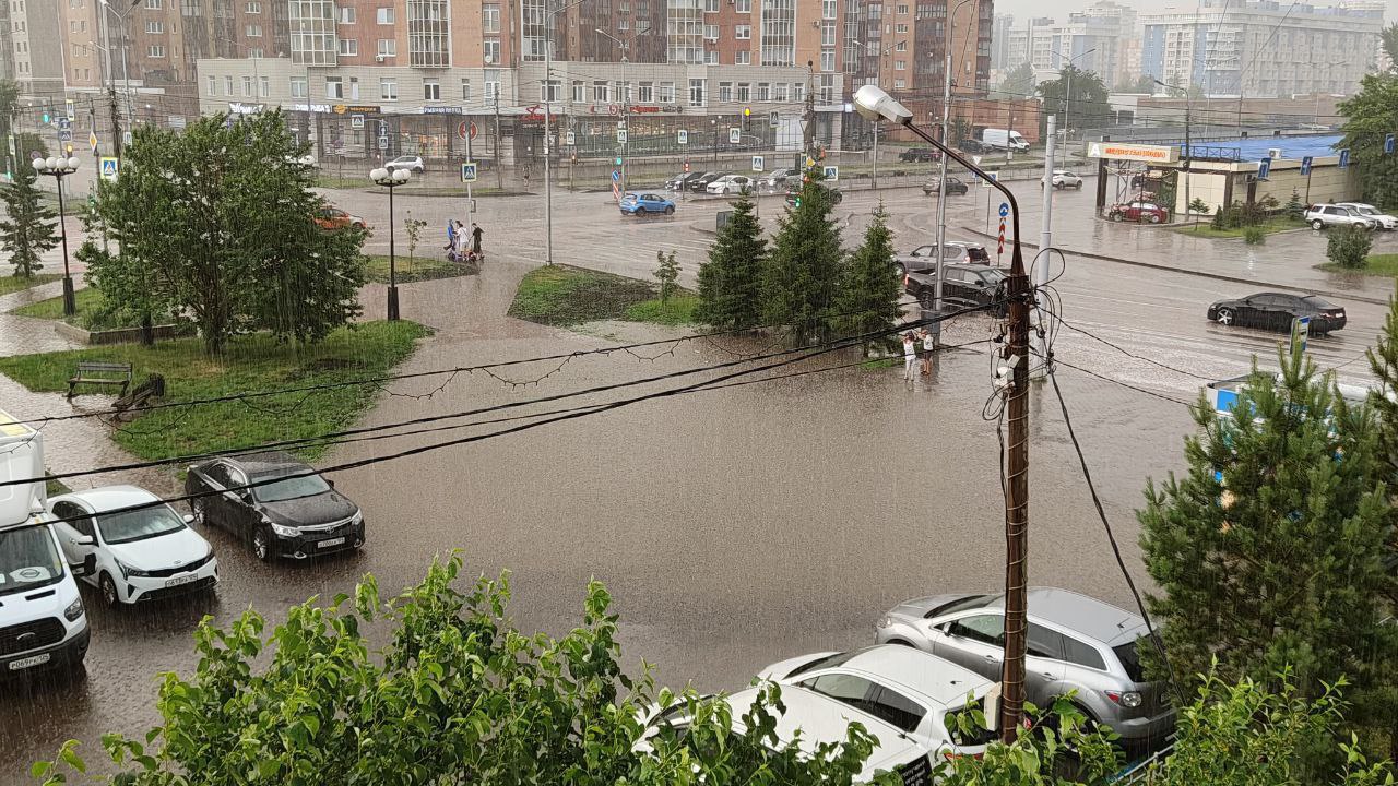 огромная лужа после ливня