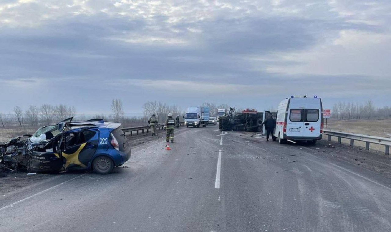 Пассажир такси погиб в аварии на трассе под Красноярском