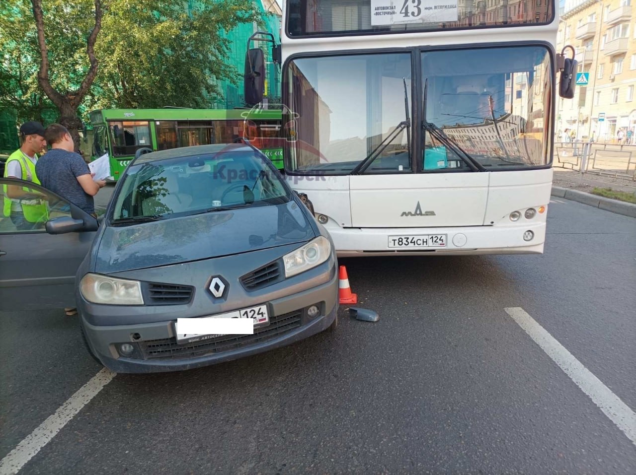 Два автобуса попали в аварию на проспекте в Красноярске