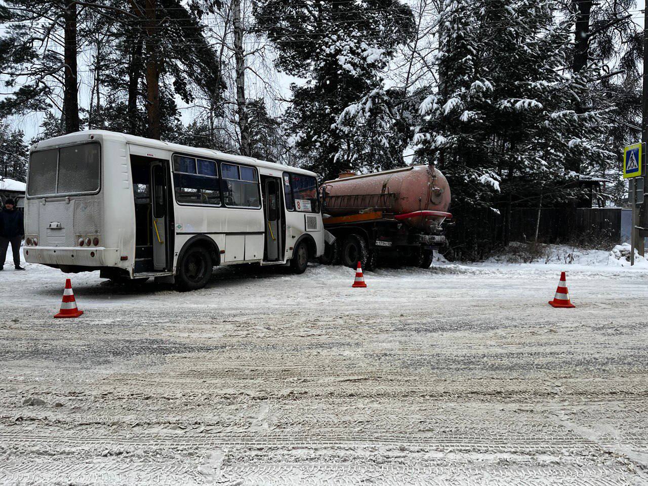 столкновение автобуса и КаМАЗа, авария с грузовиком