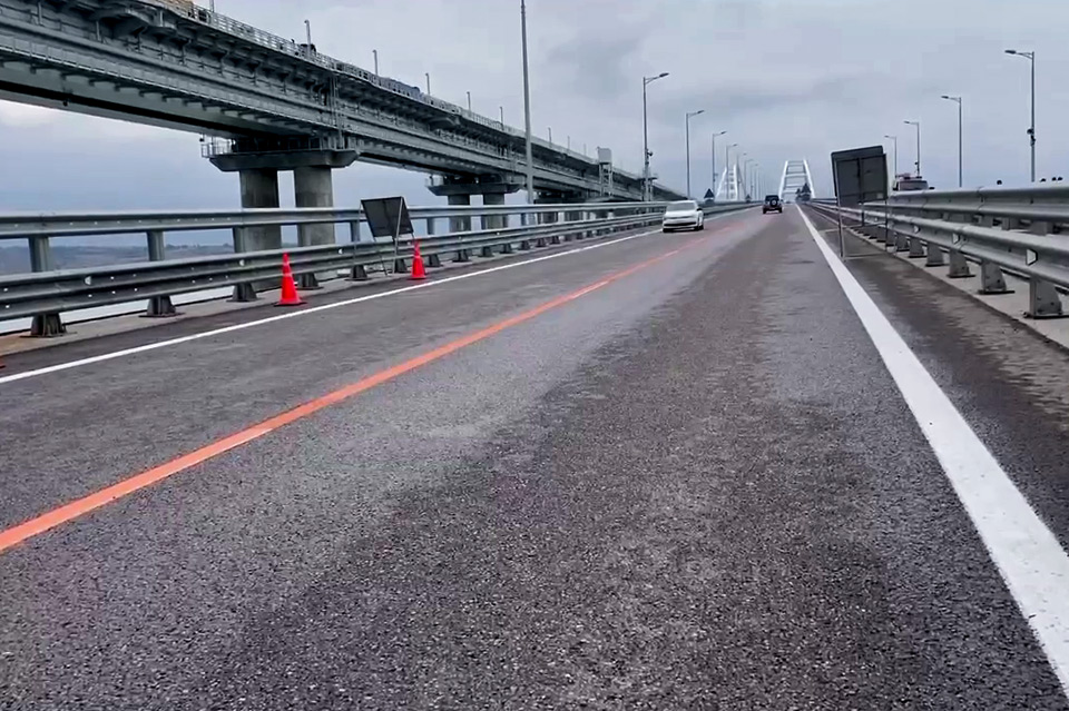 Движение по Крымскому мосту по двум полосам автомобильная часть