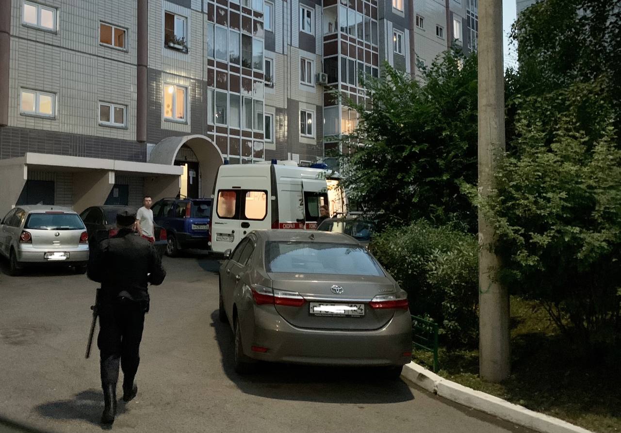 полиция и скора во дворе дома в Красноярске