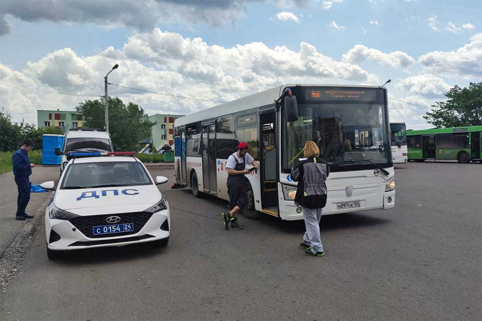 В Красноярске выявляют чадящие автобусы