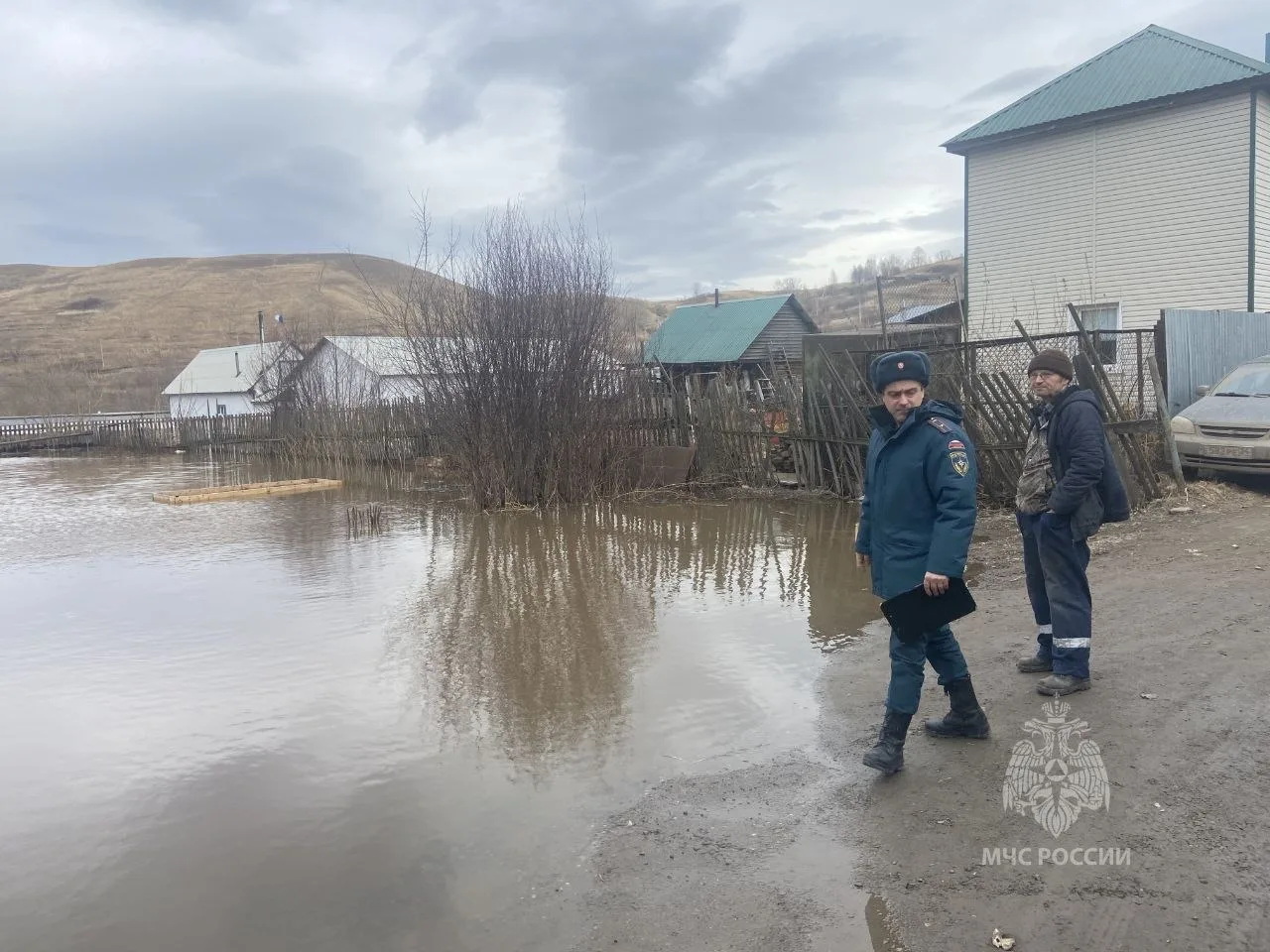Спасатели обходят дома