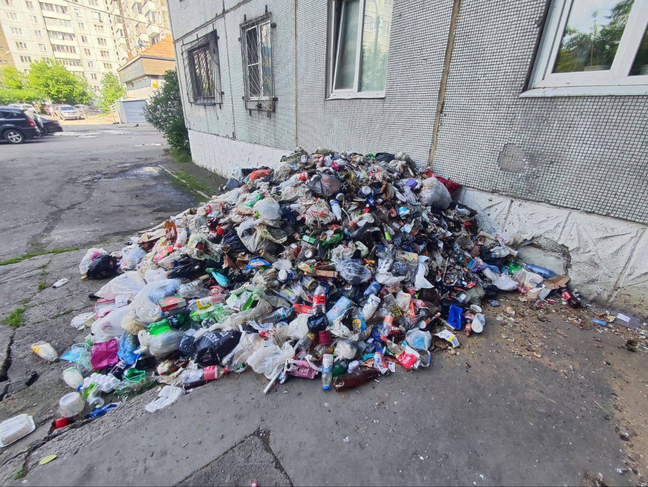 Мусор у дома