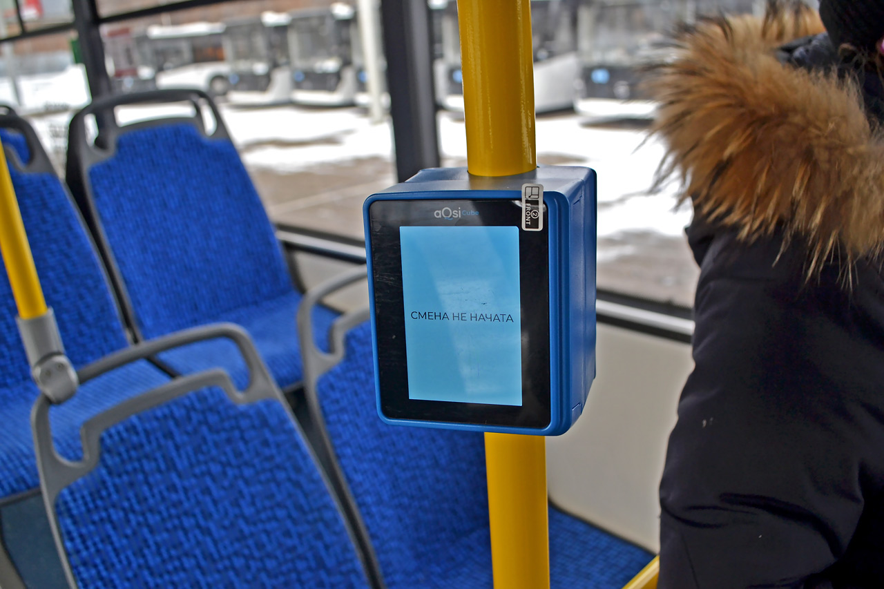 Внутри электробуса Красноярска - устройство для оплаты проезда