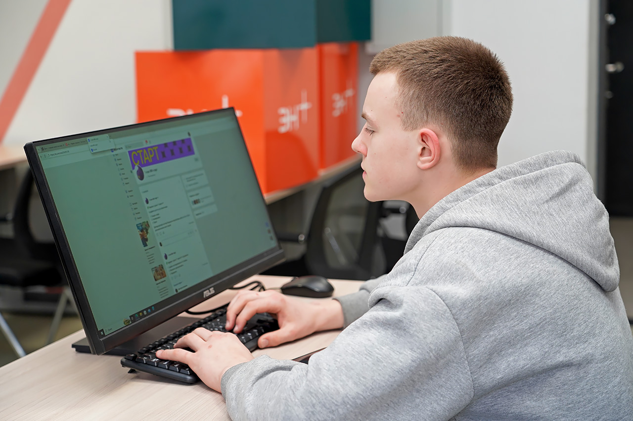 Обучение студентов ИИ от Эн+ и Русала - студент набирает на клавиатуре
