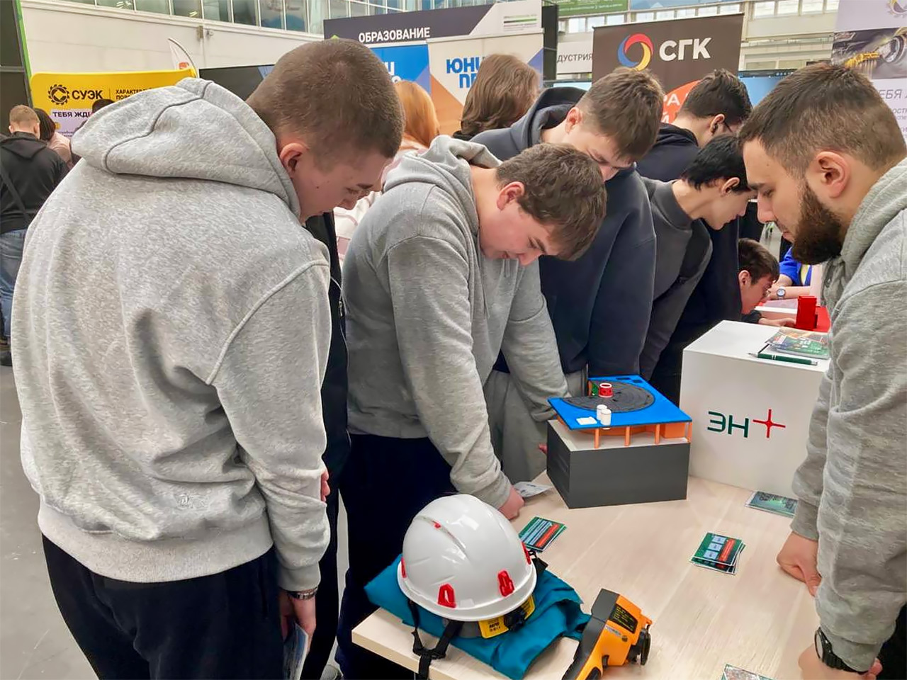 Школьники рассматривают стенд