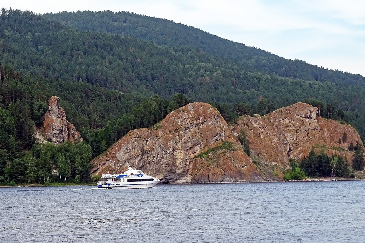 Скоростное судно на Енисее