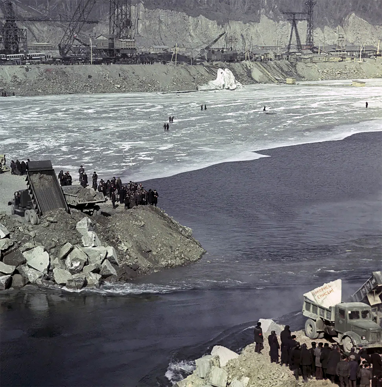 Плотина соединила берега Енисея, начало стройки