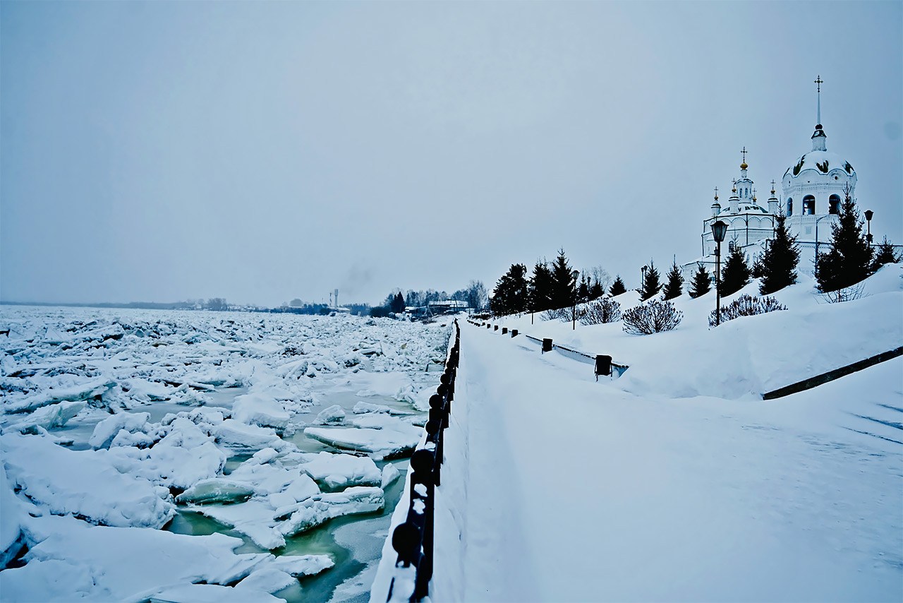 Енисей поднялся выше критического уровня