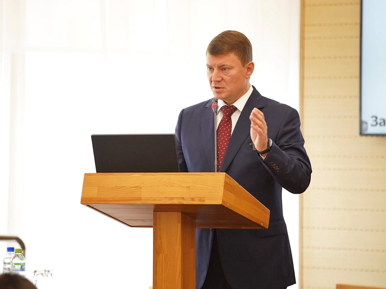 Сергей Еремин выступает перед городскими депутатами