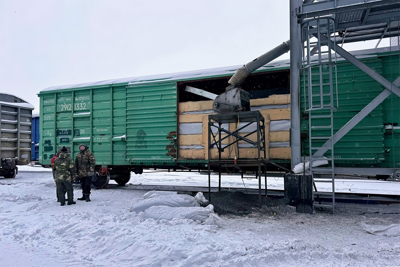 Вагон с грузом на железной дороге
