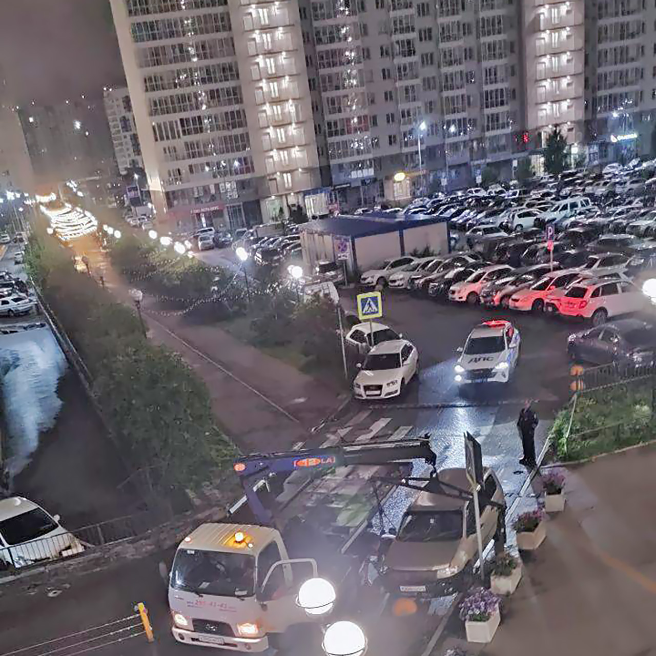 Машины во дворах Тихих Зорь Красноярска