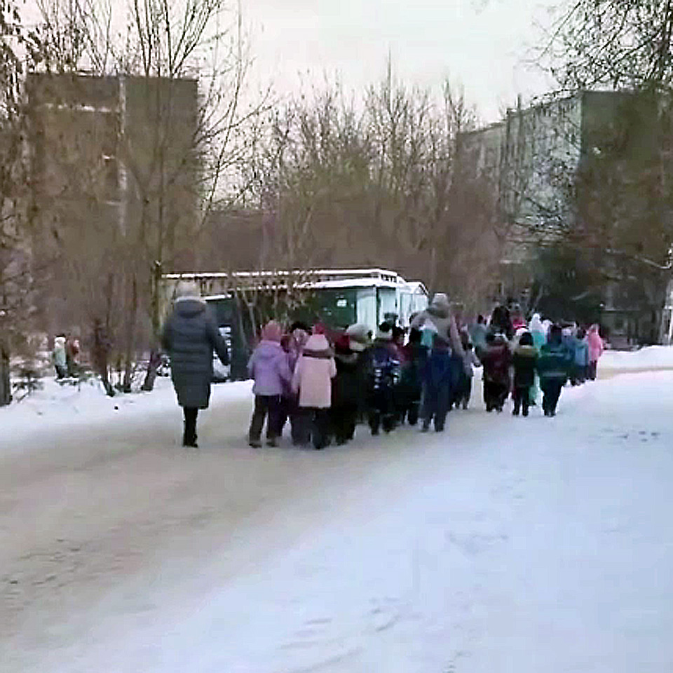 Эвакуирующиеся детсадовцы в Красноярске