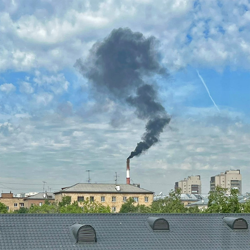 Густой черный дым над Красноярском от ЭВРЗ