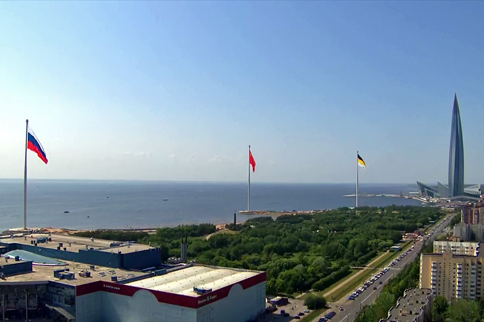 Флаги Санкт-Петербурга на заливе