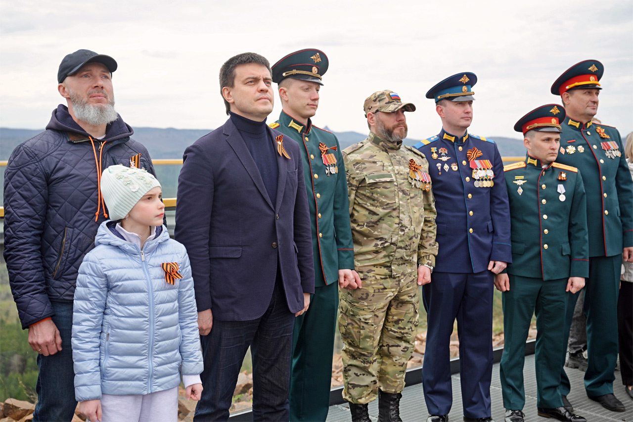 поднятие знамени победы на сопке