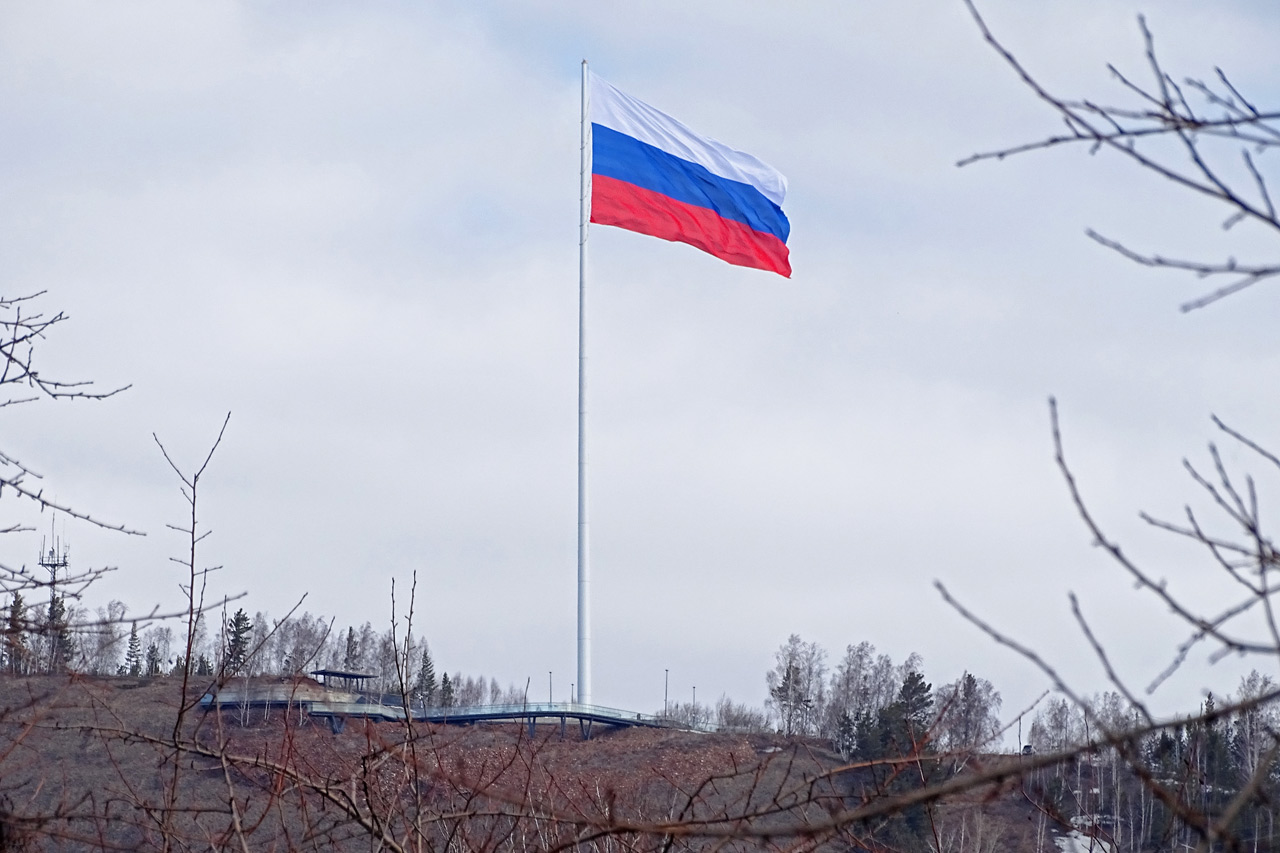 Флаг над Николаевской сопкой в конце апреля