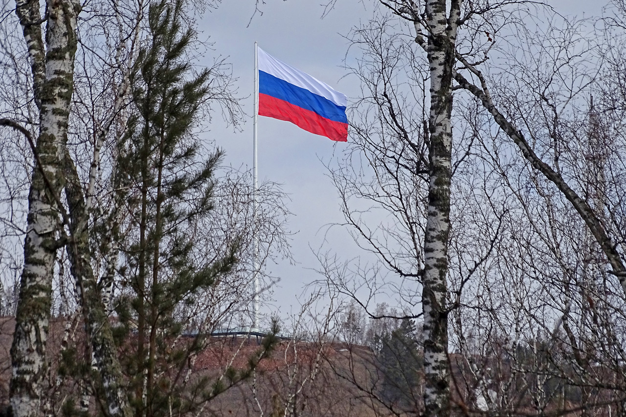 Флаг над Николаевской сопкой в конце апреля