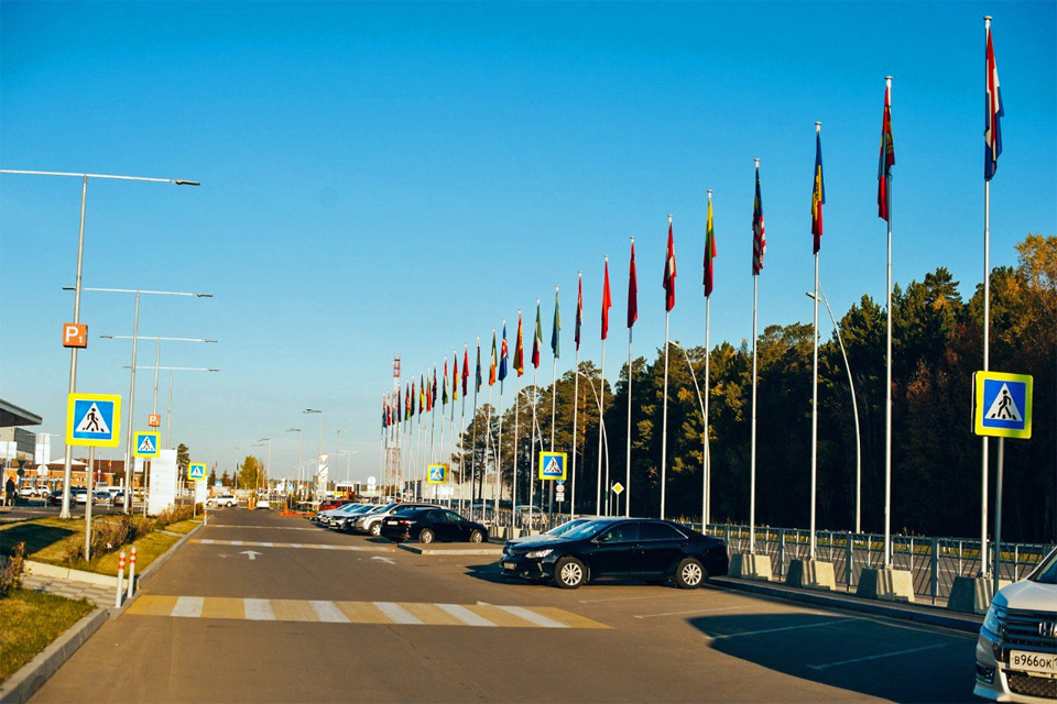 Флаги перед входом в терминал аэропорта Красноярск