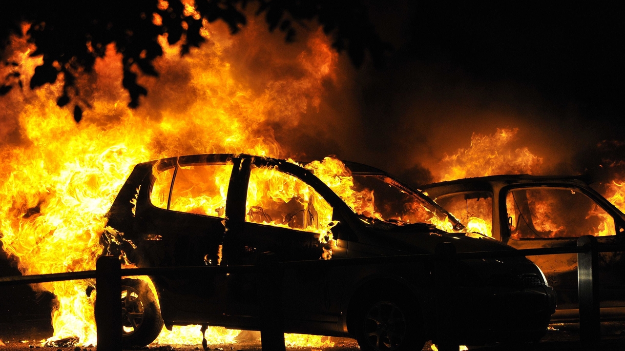 В Солнечном из-за пала сгорели 4 автомобиля