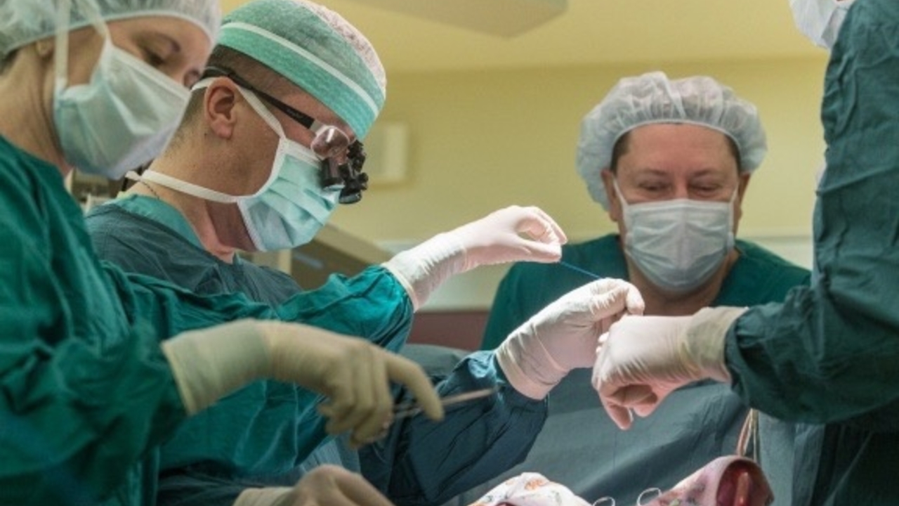 Красноярские хирурги вырезали у женщины опухоль размером с кулак
