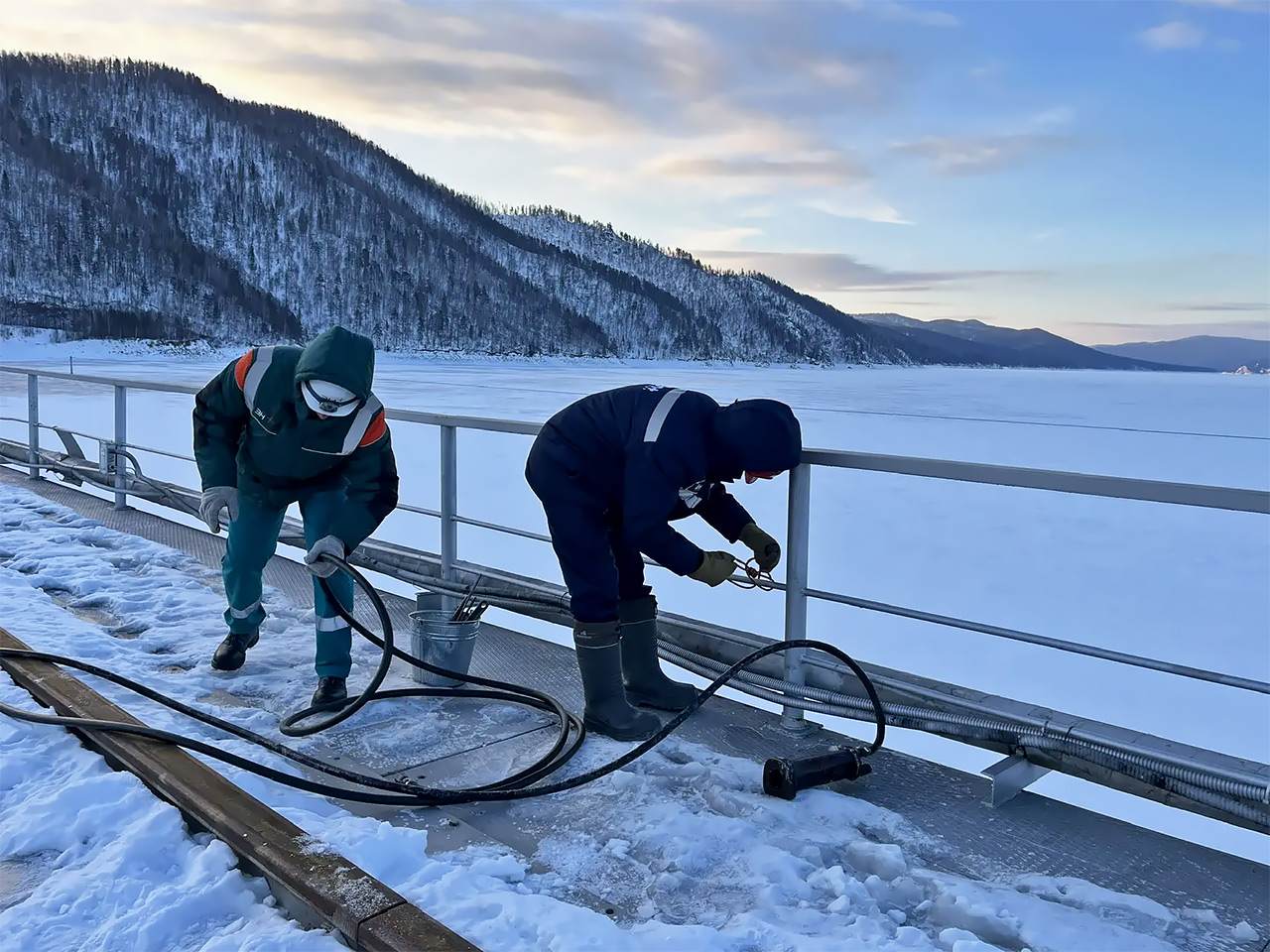 Демонтаж системы майнообразования в верхнем бьефе плотины Красноярской ГЭС