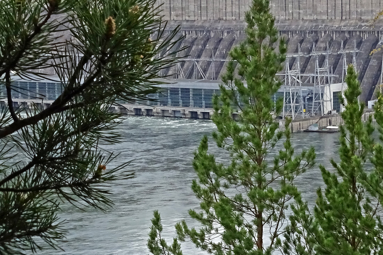 Красноярская ГЭС - машинный зал и водоводы снаружи