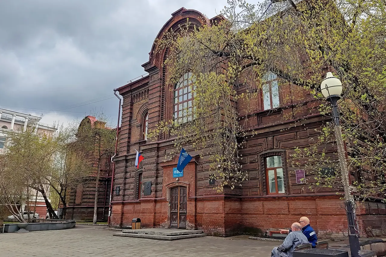 Старинная гимназия на Мира, 83