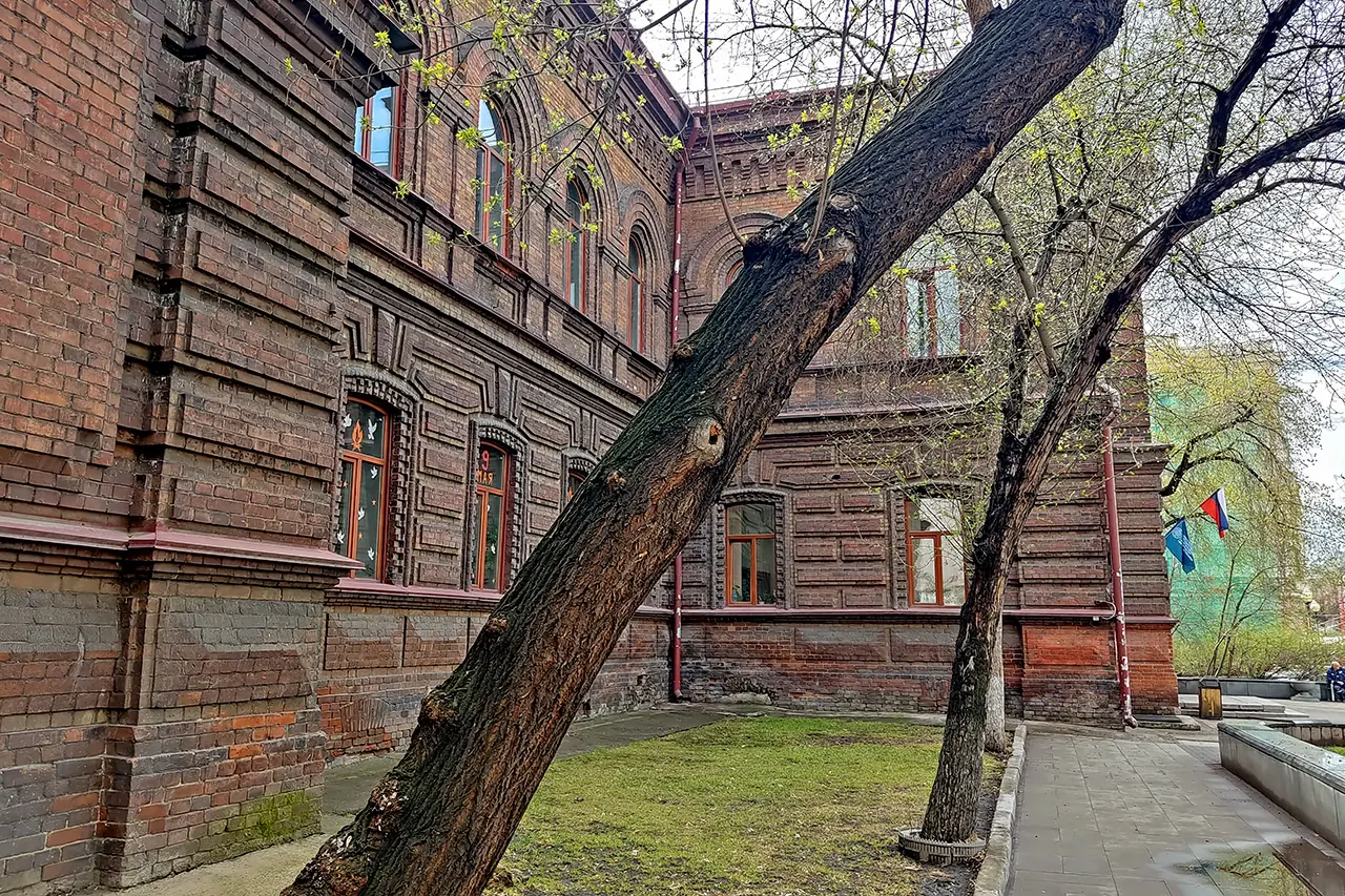 Старинная гимназия на Мира, 83