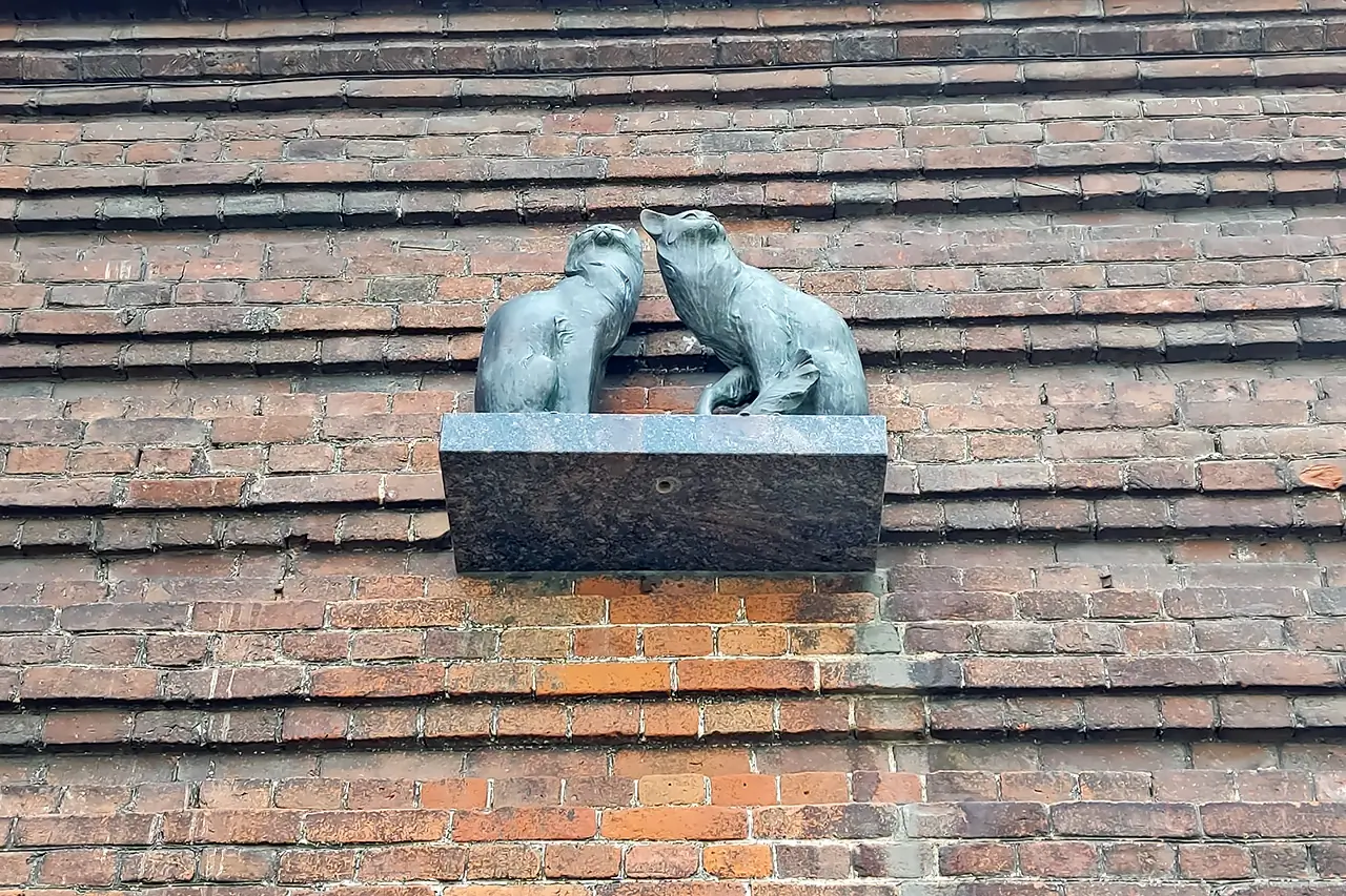 Кошки на стене старинного здания