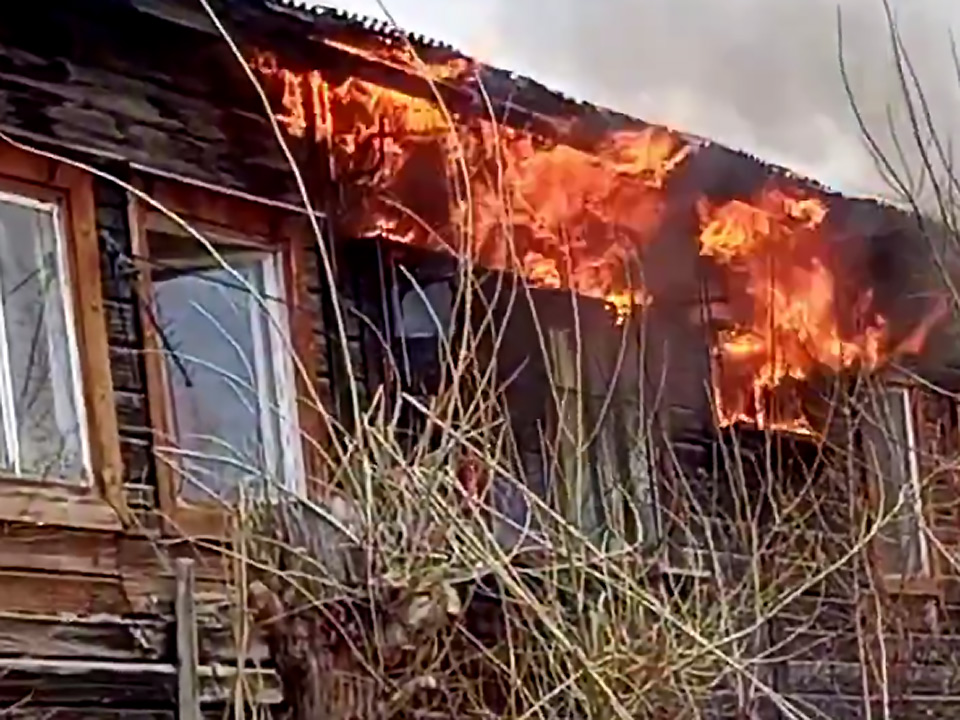 Мощный пожар случился в Красноярске на Семафорной