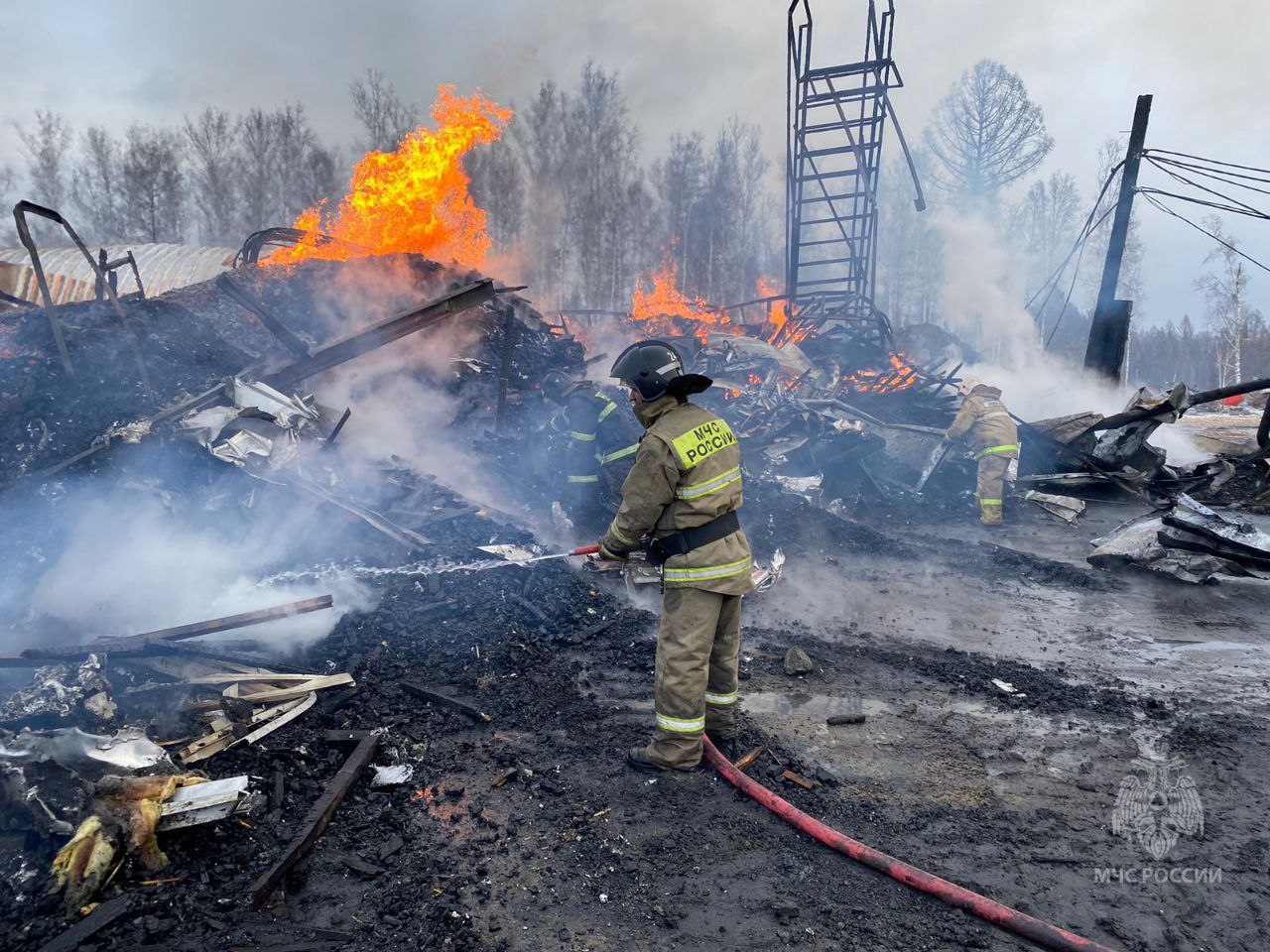 Крупный пожар в цеху с пиломатериалами потушили в Красноярском крае