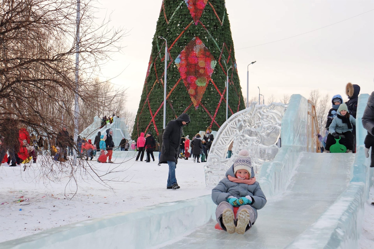 Ледяные горки в Татышев-парке и елка