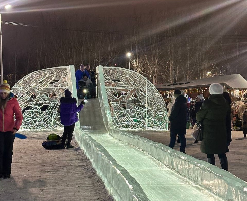 ледовый городок в красноярске, дети катаются на ледовой горке