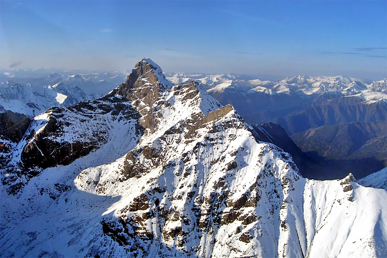 Пик Грандиозный в Восточном Саяне